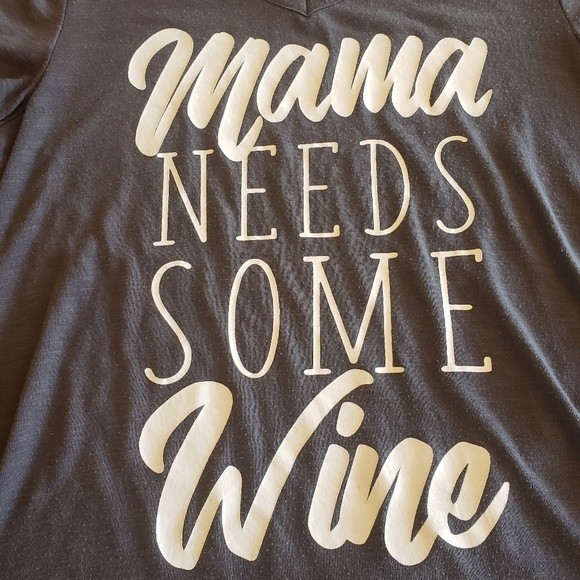 🔥4/$15🔥 Womens Small Grapic Print Mama Needs some Wine High low Tunic T-shirt - Picture 2 of 4